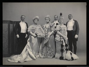 Retrato de grupo de Sydney Dillon Ripley, Sra. J.T. Burden, Sra. Wm. Jay, Benjamin Nicol y el Coronel Wm. Jay en el Baile de James Hazen Hyde, Nueva York, 31 de enero de 1905